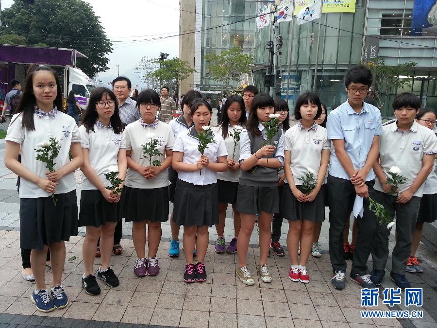 韓國(guó)中學(xué)生哀悼韓亞空難中國(guó)遇難者