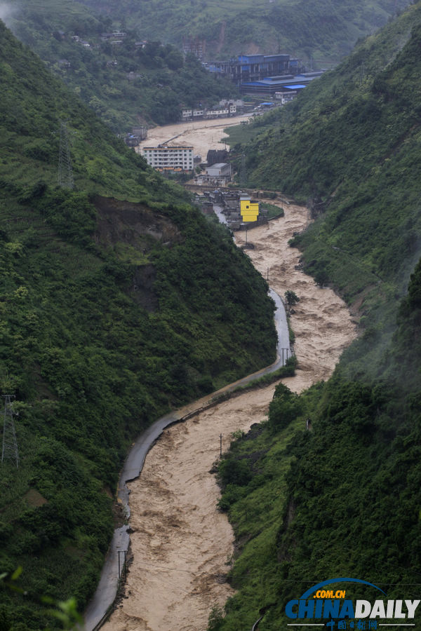 云南昭通大關(guān)縣遭遇洪災(zāi) 交通通信中斷5萬(wàn)余人受災(zāi)