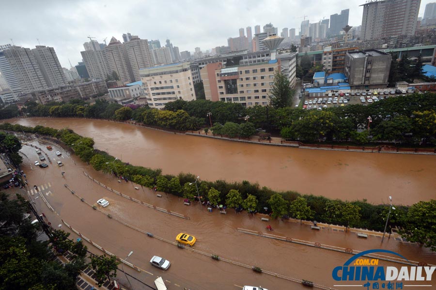 昆明遭暴雨侵襲 街頭積水嚴(yán)重交通癱瘓