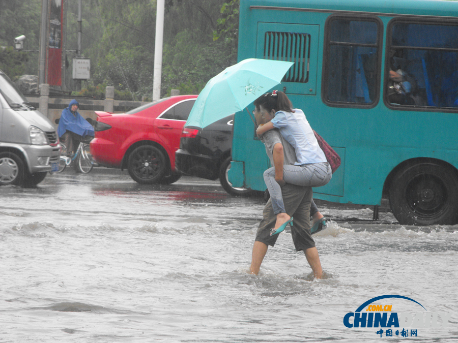 高清組圖：強(qiáng)降雨襲濟(jì)南 城區(qū)部分路段積水嚴(yán)重