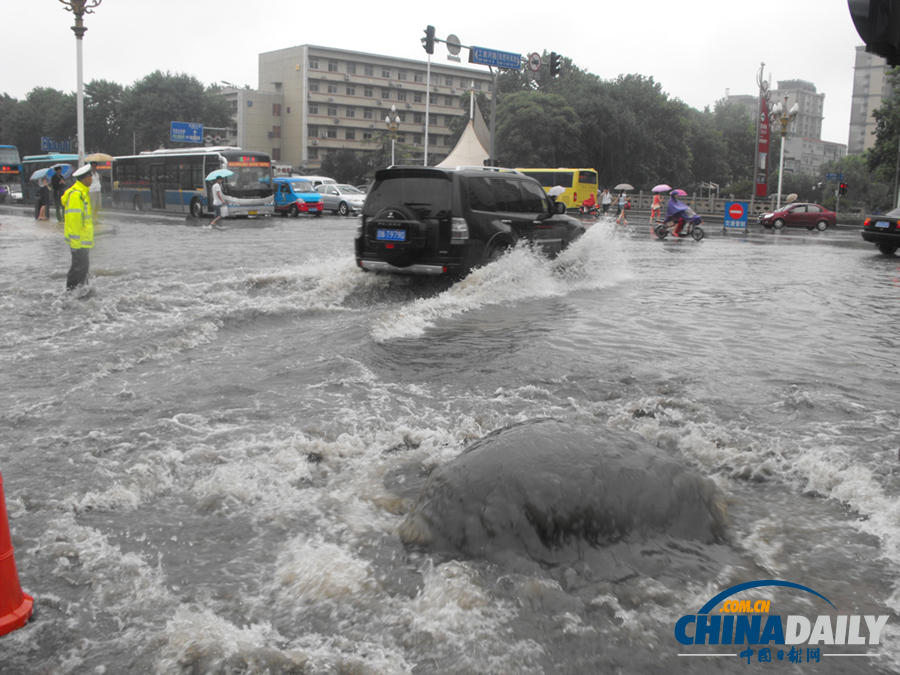 高清組圖：強(qiáng)降雨襲濟(jì)南 城區(qū)部分路段積水嚴(yán)重