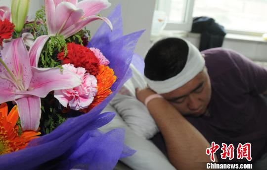 西寧警察處警被城管打傷槍險被搶 當?shù)卣{查(圖)