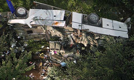 意大利一客車翻入30米深峽谷 已致37人死亡(圖)