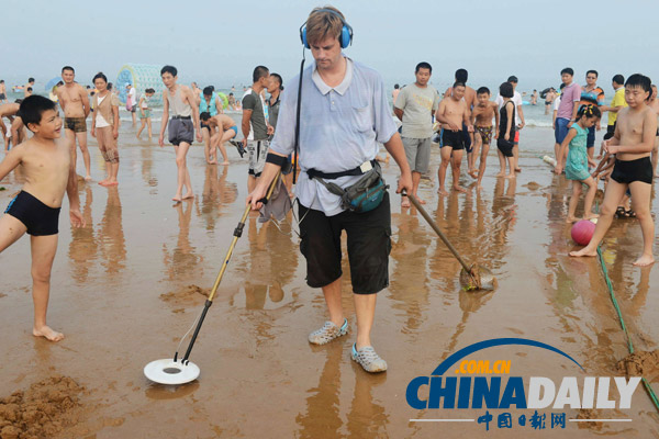 山東青島：外國友人義務(wù)清理沙灘廢舊金屬