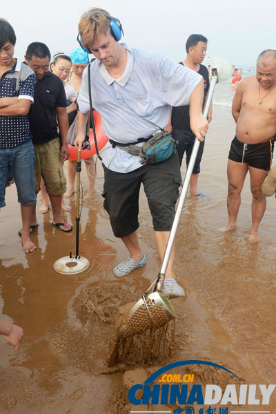 山東青島：外國(guó)友人義務(wù)清理沙灘廢舊金屬