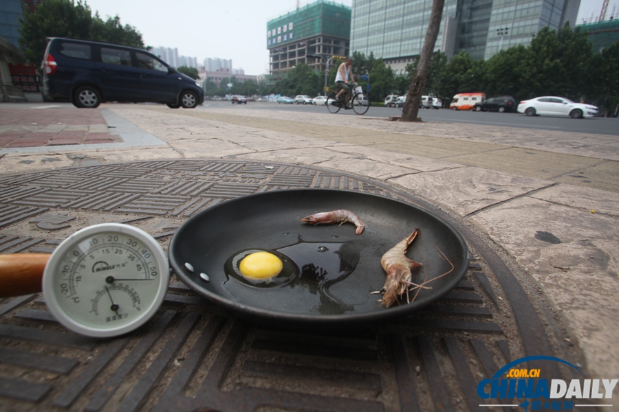 濟(jì)南市民馬路煎雞蛋體驗(yàn)高溫