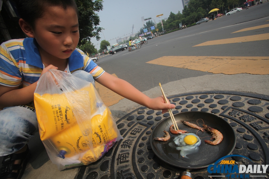 濟(jì)南市民馬路煎雞蛋體驗(yàn)高溫