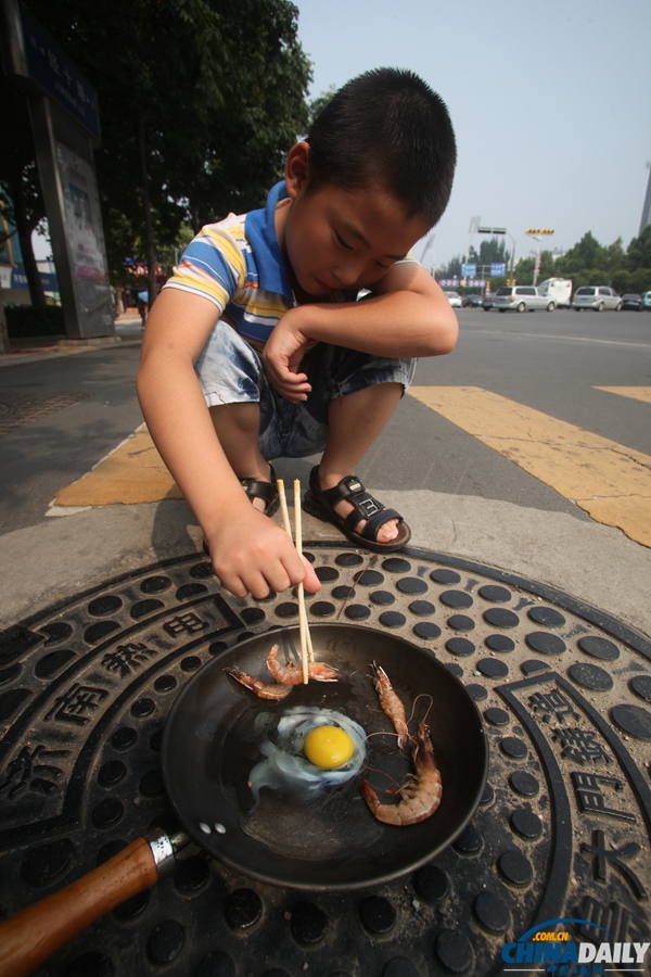 濟(jì)南市民馬路煎雞蛋體驗高溫