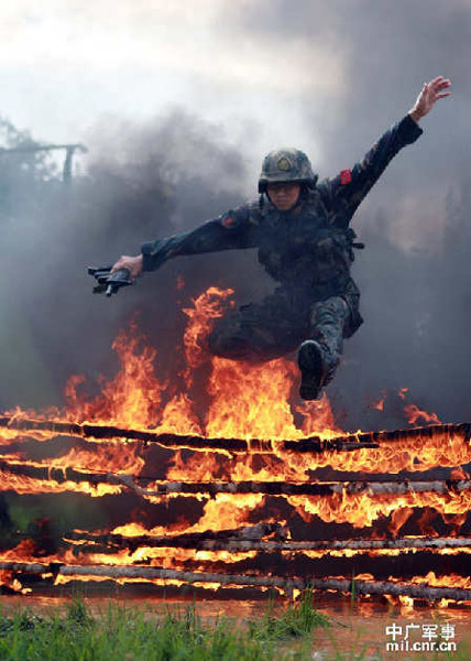 我軍特種兵極限獵人訓練曝光 教官態(tài)度很粗暴