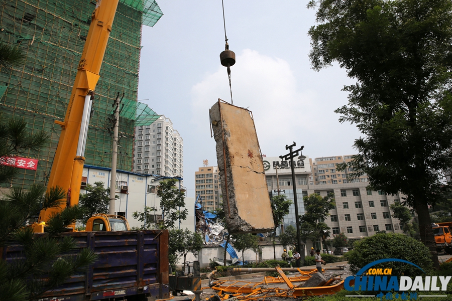 西安：突發(fā)暴風雨天氣 塔吊倒塌砸中板房4人亡