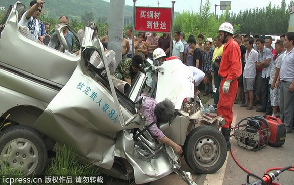 四川廣元天曌山一面包車側(cè)翻 事故造成2死4傷