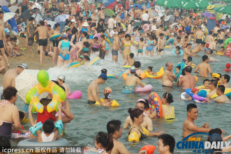 大連海濱浴場(chǎng)游客爆滿 迎盛夏客流高峰(組圖)
