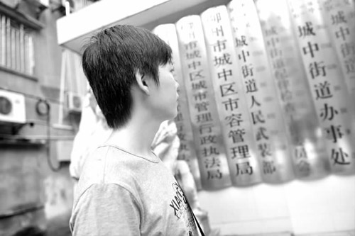 清華畢業(yè)生筆試第一當(dāng)城管 稱再不瘋狂就老了