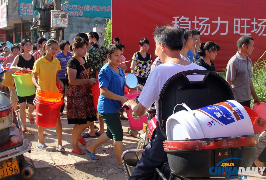 廣西藤縣：高溫天氣全城斷水 上萬(wàn)市民街頭打水