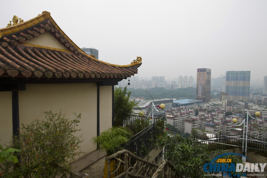深圳現(xiàn)最牛違建：住宅樓頂疑似有座“廟”