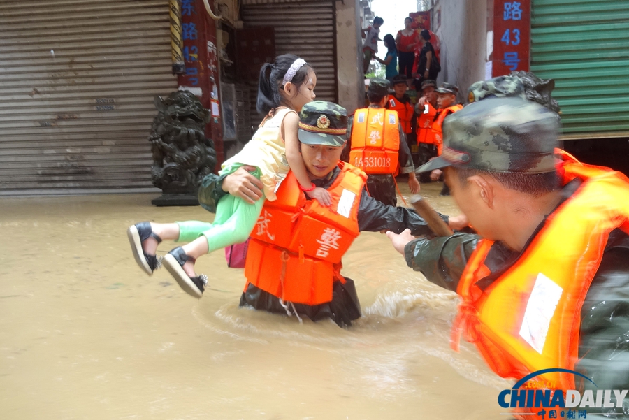 福建三明：武警全力抗擊臺風(fēng)“潭美”