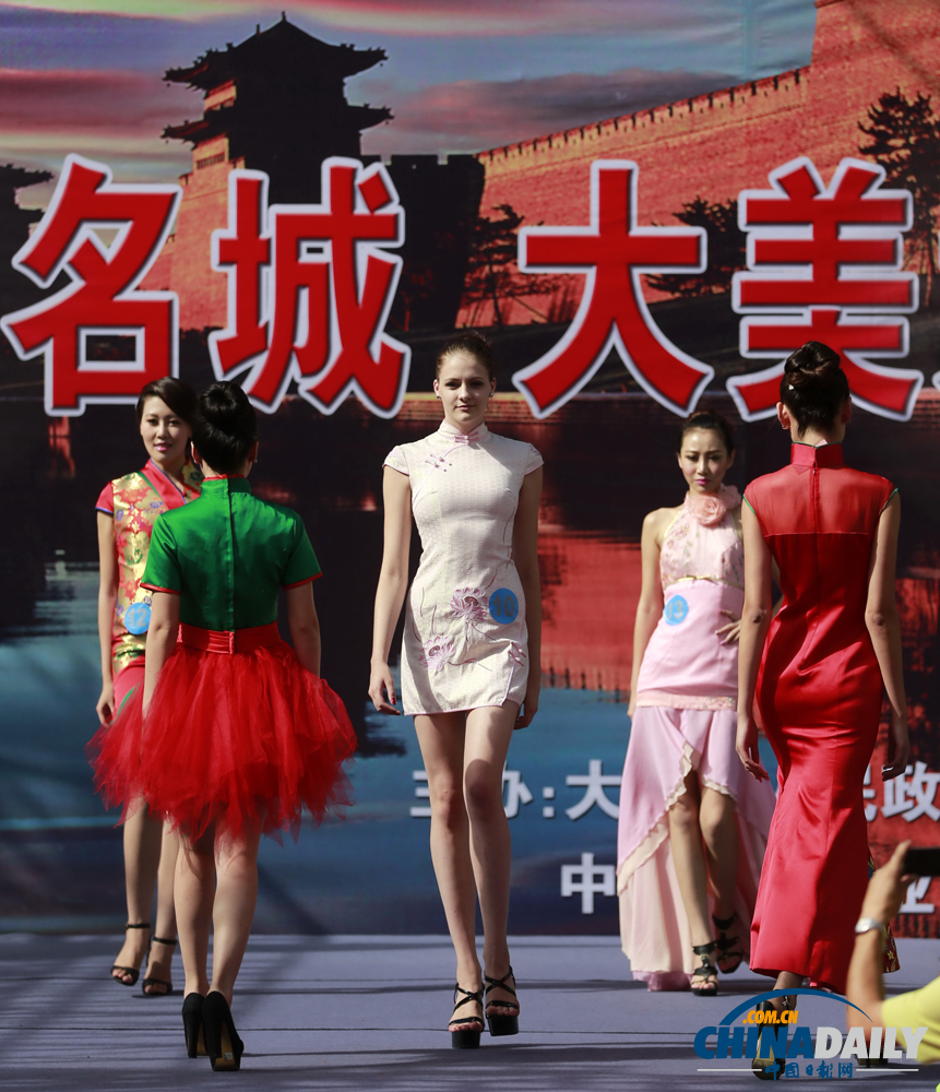中國（大同）國際汽車文化節(jié)開幕 美女車模爭奇斗艷