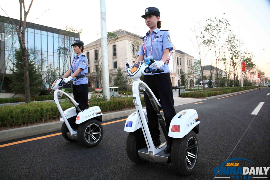 沈陽(yáng)：新型警用電動(dòng)巡邏車在全運(yùn)村上崗