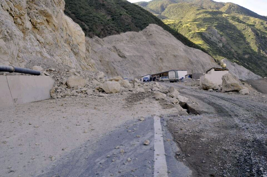 高清：川滇交界發(fā)生5.1級地震 迪慶消防官兵徒步挺進災區(qū)救援