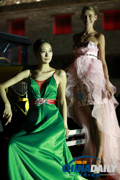 中國（大同）國際汽車文化節(jié)開幕 美女車模爭(zhēng)奇斗艷
