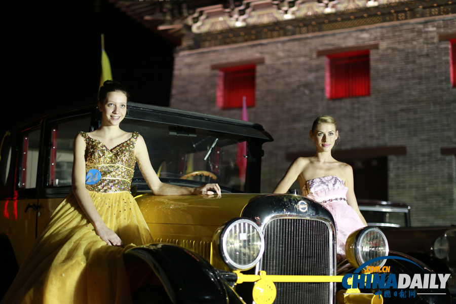 中國(guó)（大同）國(guó)際汽車文化節(jié)開(kāi)幕 美女車模爭(zhēng)奇斗艷