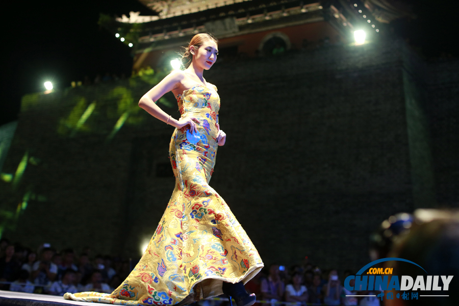 中國(guó)（大同）國(guó)際汽車文化節(jié)開(kāi)幕 美女車模爭(zhēng)奇斗艷
