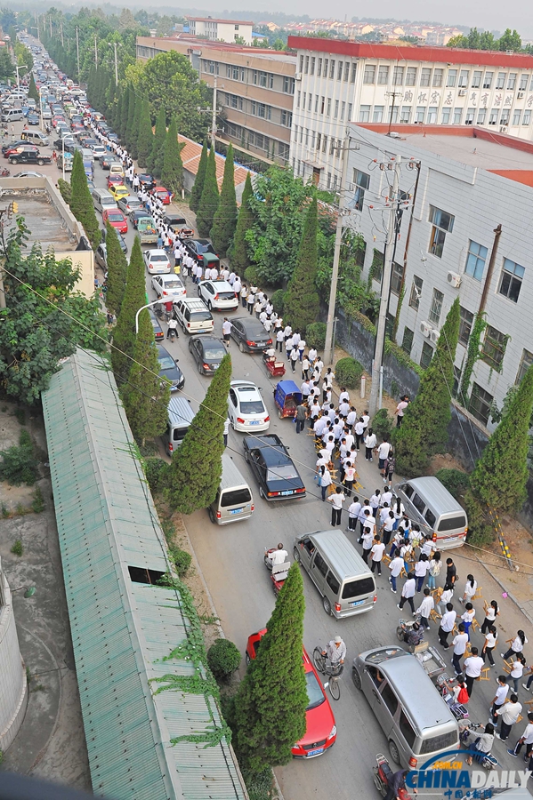 山東青州：開學(xué)第一天 人車混流如長龍