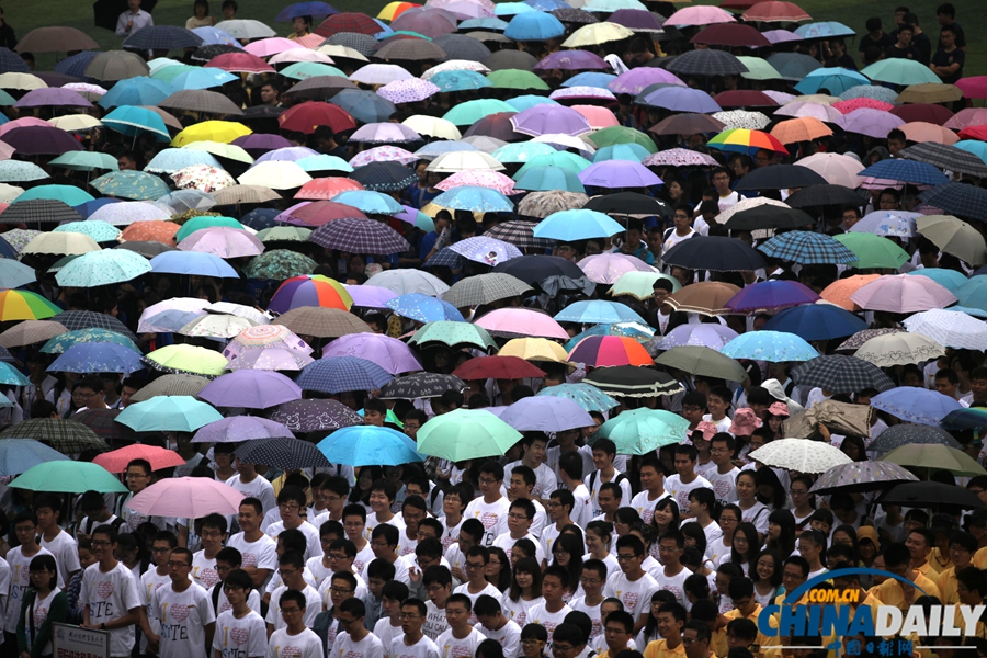 對外經(jīng)貿(mào)舉行2013年新生開學(xué)典禮 新生持傘躲雨