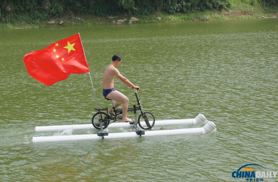 貴州鎮(zhèn)寧：退休公務員造出“水上自行車”