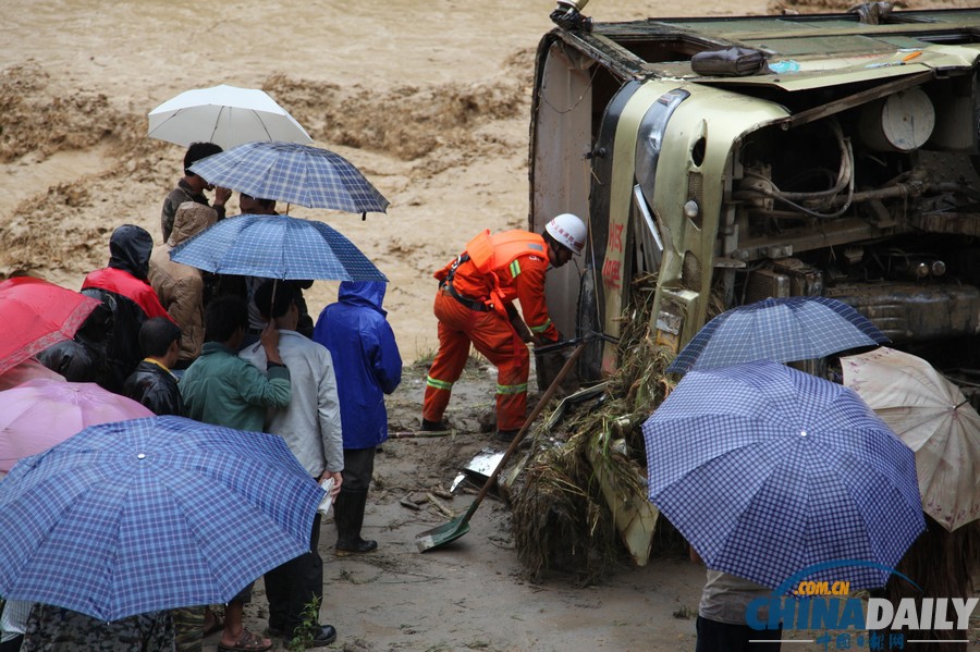 云南山洪泥石流沖斷路橋 2車墜河致4人死7人失蹤