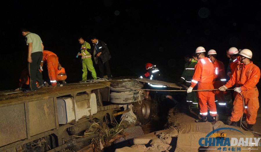 云南山洪泥石流沖斷路橋 2車(chē)墜河致4人死7人失蹤