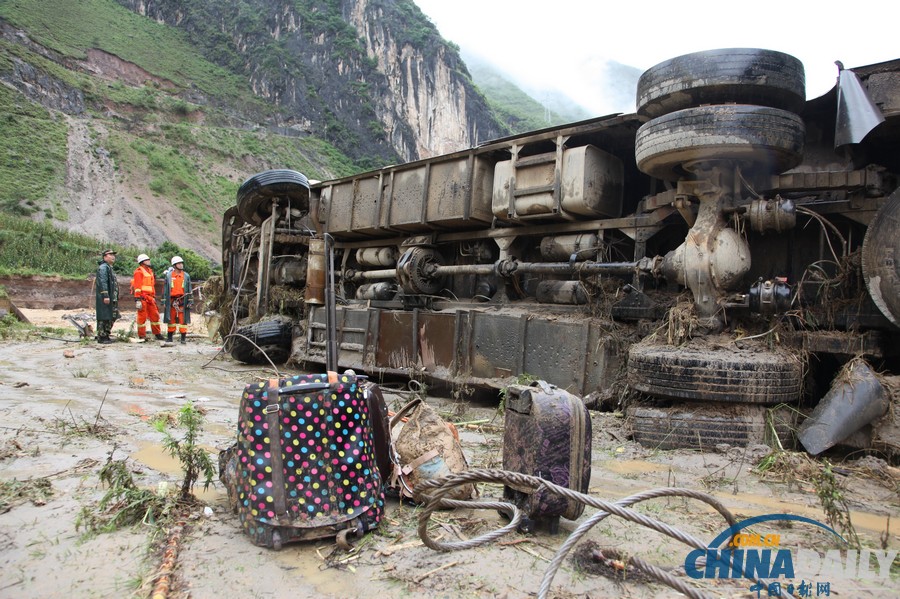 云南山洪泥石流沖斷路橋 2車墜河致4人死7人失蹤