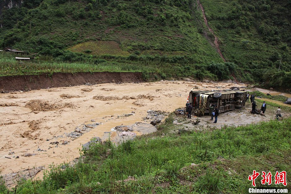 云南山洪泥石流沖斷路橋 2車墜河致4人死7人失蹤