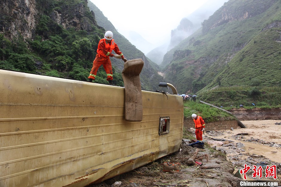 云南山洪泥石流沖斷路橋 2車(chē)墜河致4人死7人失蹤