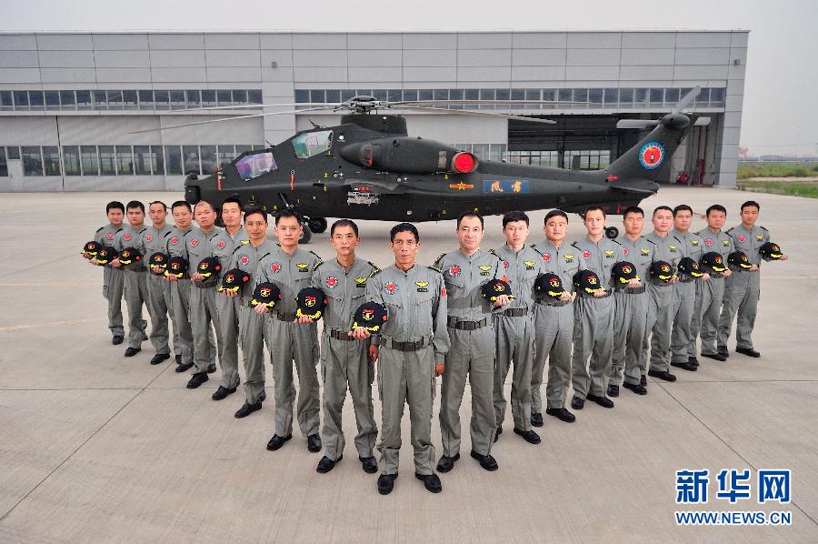 解放軍陸航部隊(duì)“風(fēng)雷”飛行表演隊(duì)全家福曝光