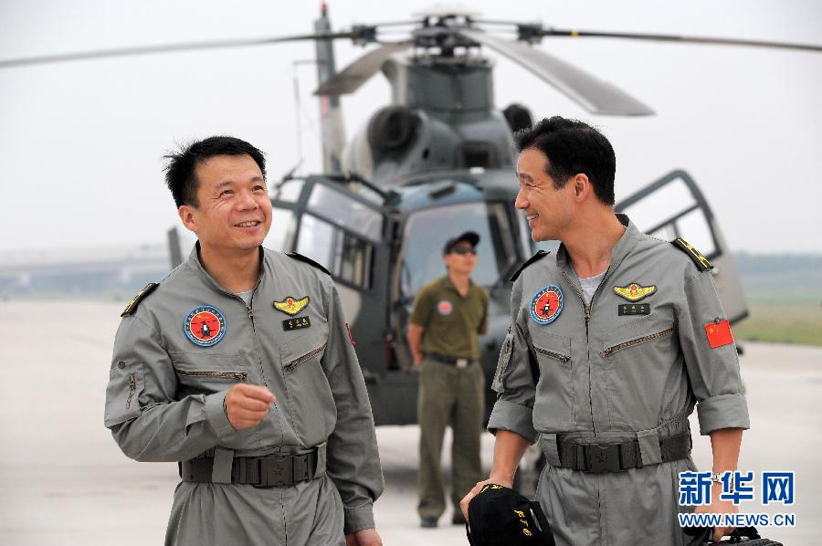 解放軍陸航部隊“風(fēng)雷”飛行表演隊全家福曝光