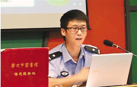 男子吸毒致幻持刀行兇 26歲特警奪刀時(shí)心臟被刺(圖)