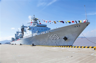 中國2萬噸級新型遠(yuǎn)洋補給艦巢湖艦入列海軍(圖)