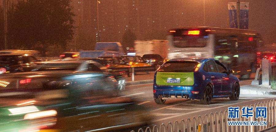 北京“無(wú)車日”變成擁堵日 局部地區(qū)達(dá)嚴(yán)重?fù)矶?/></a></p>

<p>　　9月22日晚，在北京北四環(huán)安立路附近，一輛河北牌照車輛停在輔路入口處，周邊車輛通過(guò)時(shí)紛紛減速避讓。</p>

<p>　　不文明的駕駛習(xí)慣在一定程度上加重了城市擁堵。當(dāng)日是中國(guó)城市無(wú)車日，今年的活動(dòng)主題是“綠色交通·清新空氣”。根據(jù)北京交管部門的信息顯示，中秋小長(zhǎng)假后首個(gè)工作日、周末尾號(hào)不限行等多個(gè)因素疊加，導(dǎo)致“無(wú)車日”變成又一個(gè)擁堵日，局部地區(qū)甚至達(dá)到嚴(yán)重?fù)矶?。根?jù)北京市交通委的數(shù)據(jù)顯示，18時(shí)25分晚高峰交通指數(shù)局部地區(qū)最高達(dá)到9.0，即嚴(yán)重?fù)矶?。新華社記者張宇 攝</p>
</p>
</div>
</div>

<div   class=
