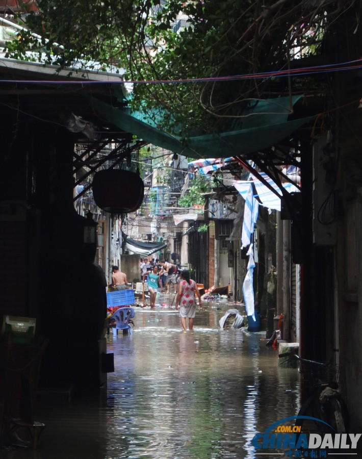 廣東汕頭：臺(tái)風(fēng)“天兔”致海水倒灌城區(qū)