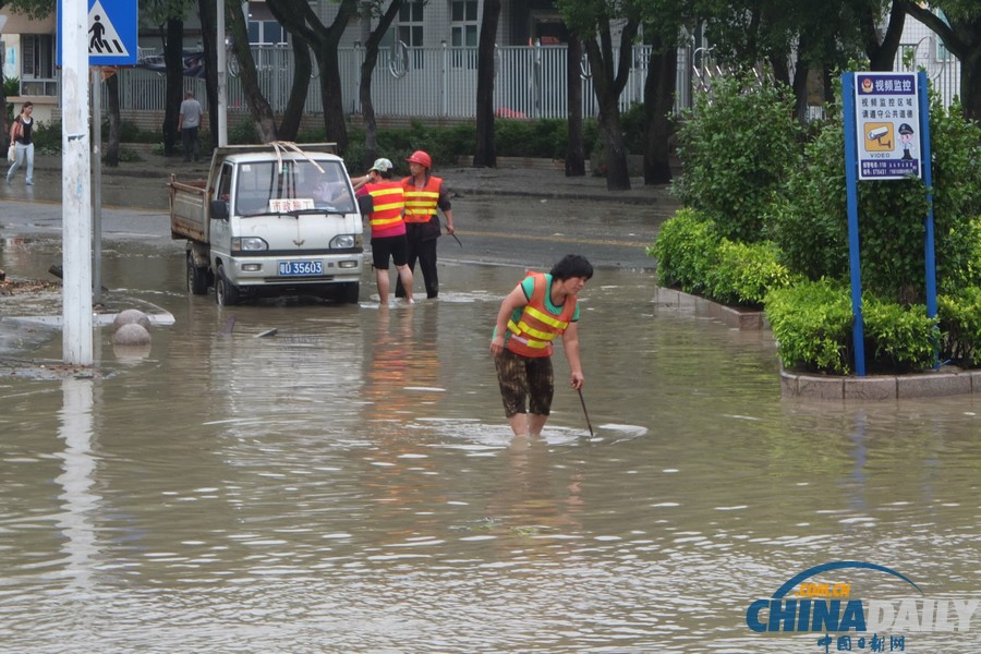 廣東汕頭：臺(tái)風(fēng)“天兔”致海水倒灌城區(qū)