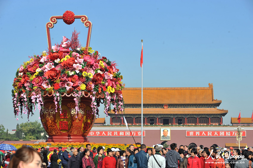 天安門(mén)國(guó)慶花籃組裝完畢 部分使用去年留存花瓣