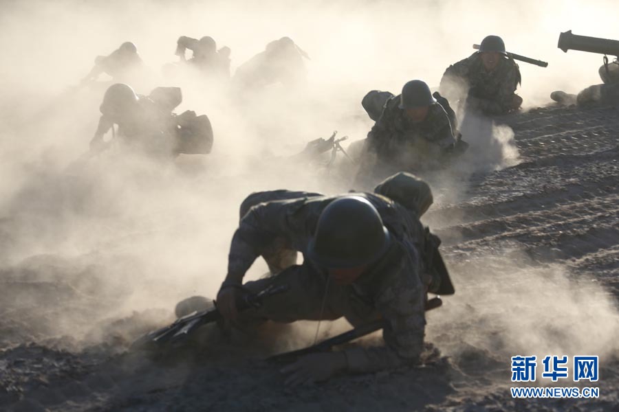 直擊解放軍萬人千車陸空協(xié)同高原大對抗