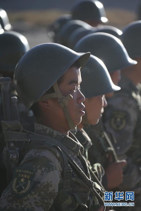 直擊解放軍萬人千車陸空協(xié)同高原大對抗