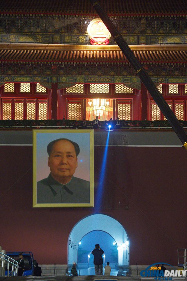 北京：迎國(guó)慶天安門(mén)城樓更換新毛主席像