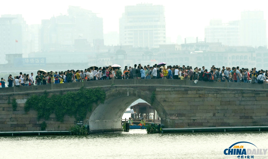 杭州西湖景區(qū)游客“井噴” 人氣爆棚