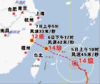 臺風(fēng)暴雨天文大潮“三碰頭” 上?；蛴┯?/></p>

<p>臺風(fēng)“菲特”逼近，今入東海，國慶長假將在風(fēng)雨中結(jié)束。今天凌晨6時(shí)，中央氣象臺拉響臺風(fēng)紅色預(yù)警信號，中國氣象局也將重大氣象災(zāi)害（臺風(fēng)）應(yīng)急響應(yīng)升級到Ⅱ級。記者今天上午10時(shí)從市防汛指揮部獲悉：由于本市恰逢天文大潮汛，黃浦江沿線潮位將全線超過警戒線，上海面臨臺風(fēng)、暴雨、天文大潮“三碰頭”的嚴(yán)峻局面。市防汛指揮部已向全市發(fā)出緊急通知并召開視頻會議，全面部署防御工作，要求把困難想得嚴(yán)重些，把措施落實(shí)得更周全些，全力確保不死人、少損失。</p>

<p>市氣象局首席服務(wù)官傅易說，今年第23號強(qiáng)臺風(fēng)“菲特”正在往西北偏北方向移動，今天下午到夜間會逐漸進(jìn)入東海海域，隨后向浙閩沿海靠近，“菲特”最可能于6日夜間到7日上午在浙江南部到福建北部沿海地區(qū)登陸。受“菲特”影響，申城將出現(xiàn)明顯的風(fēng)雨，預(yù)計(jì)今夜起陣雨天氣就將“造訪”本市，6日夜里到7日還將出現(xiàn)集中降水，屆時(shí)過程降雨量可達(dá)大雨到暴雨；6日夜里到7日上午，市區(qū)將出現(xiàn)6～8級的偏東陣風(fēng)，洋山港區(qū)和本市沿海海面陣風(fēng)預(yù)計(jì)將高達(dá)10～11級。</p>

<p>市防汛指揮部要求各級政府和各有關(guān)部門，全面落實(shí)各項(xiàng)防汛防臺措施，民航、鐵路、公路、航運(yùn)、旅游等部門要加強(qiáng)溝通協(xié)調(diào)，做好來滬游客和上海市民的返程疏導(dǎo)工作，確保人員安全。（記者馬丹 朱全弟 特約通訊員章震宇）</p>

<p>實(shí)習(xí)編輯 夏雪</p>
</p>
</div>
</div>

<div   class=