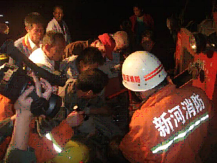 村民不慎腿卡收割機(jī) 邢臺(tái)消防緊急施救