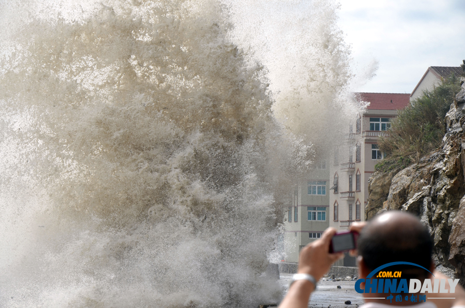 受強(qiáng)臺(tái)風(fēng)“丹娜絲”影響 浙江沿海再掀巨浪