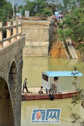 廣東惠東94米大橋垮塌70米 面包車(chē)墜河(組圖)